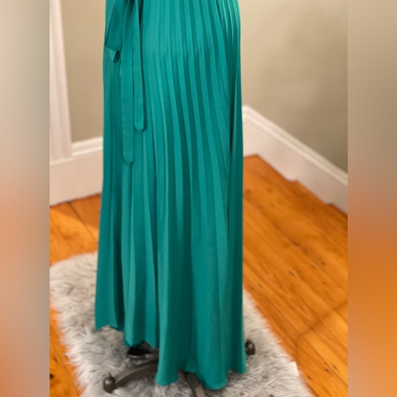 Green long gown for any special event - Picture 7 of 7